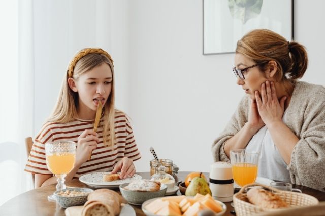 Comentarios familiares sobre el cuerpo: cómo afectan a la autoestima y qué hacer